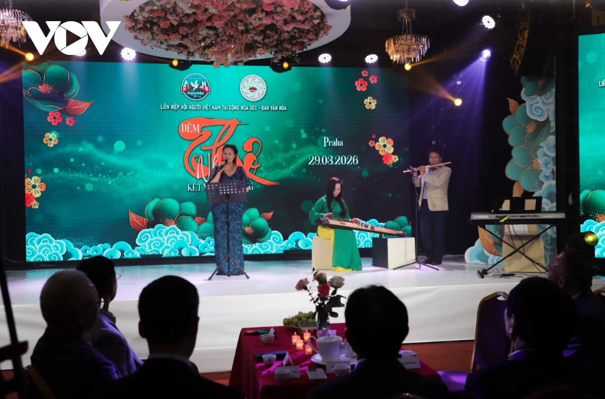 Poetry night in Prague strengthens bonds within Vietnamese community